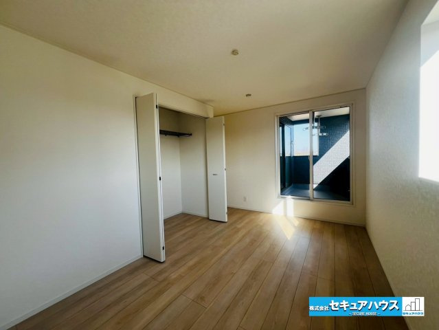 【同施工物件ご案内可能】東海市富木島町西長口 全3棟の内観：施工例|【洋室イメージ】
◆家族一人ひとりの大切なプライベート空間。趣味に合わせて使って頂けるようシンプルに仕上げてあります。暮らし心地を大きく左右する収納を、適材適所に配置し使い勝手を考慮しました。　