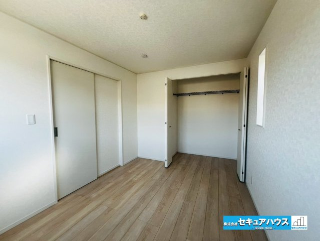 【今からご案内可能】東海市富木島町西長口 全3棟の洋室|【洋室】
◆家族一人ひとりの大切なプライベート空間。趣味に合わせて使って頂けるようシンプルに仕上げてあります。暮らし心地を大きく左右する収納を、適材適所に配置し使い勝手を考慮しました。　