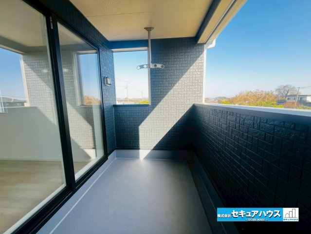 【今からご案内可能】東海市富木島町西長口 全3棟のバルコニー|【バルコニ】
◆見晴らしもよく、太陽の温かな温もりをめいっぱい受け止めてくれます。
太陽の光と爽やかな風を受けたお洗濯物はあっという間に乾き、取りこむ時には太陽の匂いを感じられそうですね。　