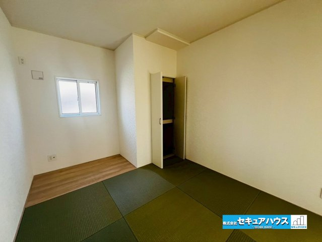 【今からご案内可能】東海市富木島町西長口 全3棟の和室|【和室】
◆LDKに続く和室のため、LDKと一体化して開放感が生まれます。
◆収納付きのため、来客時の布団なども収納できます。