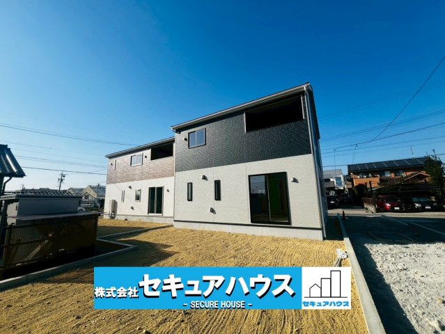 【今からご案内可能】東海市富木島町西長口 全3棟の外観|■現地外観写真
駐車並列2台可能！オプション工事でカーポート設置などいかがでしょうか。その他にも、フェンスなどの「オプション工事」もご提案いたします♪