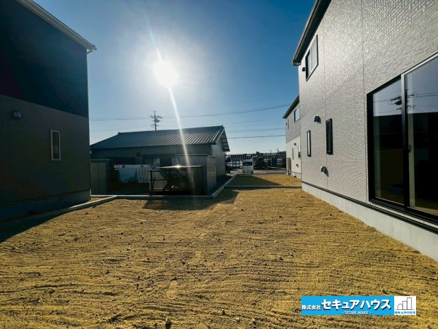 【今からご案内可能】東海市富木島町西長口 全3棟の庭|【庭】
◆広々としたお庭付きの物件です♪
◆芝生を敷いたり、お子様の遊ぶスペースとして利用できます。