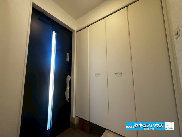 【同施工物件ご案内可能】東海市富木島町西長口 全3棟の内観：施工例|【玄関イメージ】
◆光が差し込み明るいです。気分も晴れやかになりますね。
◆玄関には、収納力のあるシューズボックスがございます。玄関まわりがすっきり片付きます。　