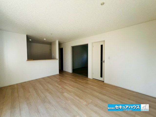 【今からご案内可能】東海市富木島町西長口 全3棟の居間・リビング|【LDK】
◆家族揃ってリビングで過ごすお休みの日が、楽しみになる場所となることでしょう。
対面式のオープンキッチンは、家事をしながら家族の様子が一目でわかる安心＆便利設備♪