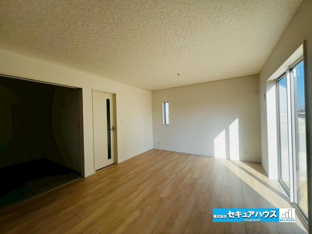 【今からご案内可能】東海市富木島町西長口 全3棟の居間・リビング|【LDK】
◆日当たりが良く温かい広々リビングは家族の団らんスペースになります。