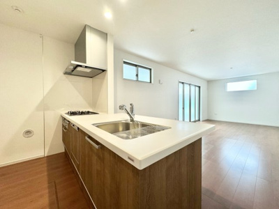 【キッチン】 | 城陽市平川西六反　新築戸建 | 対面式のシステムキッチンで、ご家族とコミュニケーションを取りながら食事の支度ができます。