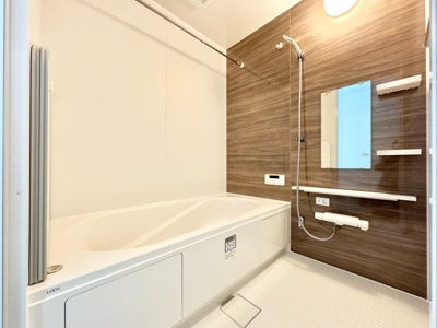 【浴室】 | 城陽市平川西六反　新築戸建 | 足を伸ばせる浴室で一日の疲れをリフレッシュできます。浴室暖房乾燥機付きですので急なお洗濯にも便利です。