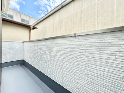 【バルコニー】 | 城陽市平川西六反　新築戸建 | 一度、実際にご覧になってみませんか？暮らしやすい周辺環境も含めスタッフがご案内いたします。