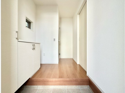 【玄関】 | 城陽市平川西六反　新築戸建 | 《ローンの事やお家探しのご相談は（株）ゆいホームにお任せ下さい。ちょっとした疑問にも解りやすくお応えします。》お気軽にどうぞ(^^)/