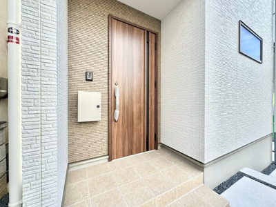 【玄関】 | 城陽市平川西六反　新築戸建 | 〈こちらの物件〉に興味がある方はお気軽にお問い合わせ下さい！月々のお支払い希望額からお客様が購入可能な物件の価格をシミュレーション致します(*´▽｀*)