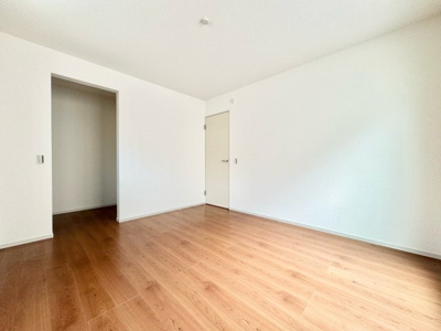 【洋室】 | 城陽市平川西六反　新築戸建 | こちらは7帖の洋室です。ウォークインクローゼットが完備されているので収納力バッチリのお部屋です。