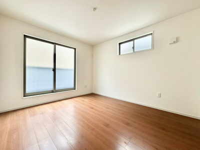 【洋室】 | 城陽市平川西六反　新築戸建 | 【洋室7帖】バルコニーに面しており、温かい光がたっぷりと差し込みます。