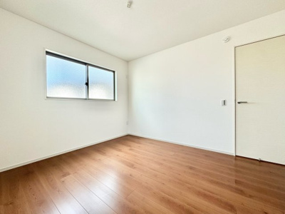 【洋室】 | 城陽市平川西六反　新築戸建 | 【洋室6.5帖】各居室は振り分けの間取りになっているので、プライベートな時間も快適にお過ごしいただけます。