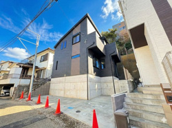 リビング天井高約２．６ｍの開放感～ベルガーデン西富２丁目の画像