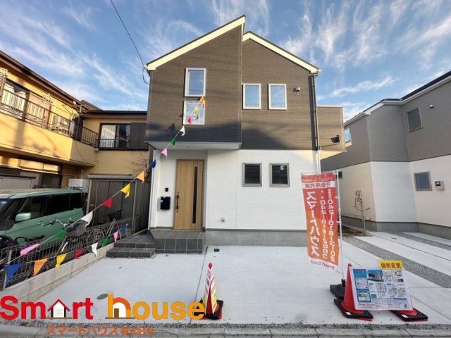 相模原市中央区宮下本町　新築2棟の外観|外壁が周囲の街並みと青空に生えるお洒落な仕上がり！周囲には高い建物のないエリア。青い空が大きく感じますね。