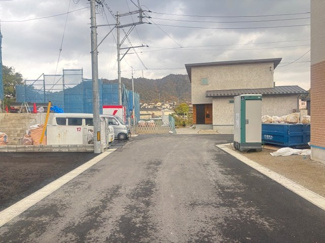 【前面道路含む現地写真】 | 安芸郡熊野町川角2丁目　全4区画　NO2【51坪】 | 前面道路広々で駐車がしやすいです。
