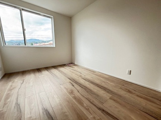 【洋室】 | 佐伯区三筋2（楽々園駅）全6区画　NO5【角地】 | 3階　洋室×3　収納付きでお部屋がスッキリ広く使えます。
