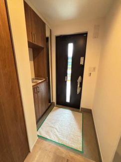 【玄関】 | 佐伯区三筋2（楽々園駅）全6区画　NO5【角地】 | シューズボックスが設置されており、家族の靴がスッキリ収納できます☆