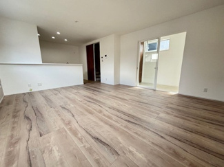 【居間・リビング】 | 佐伯区三筋2（楽々園駅）全6区画　NO5【角地】 | 17.7帖リビング☆対面式のキッチンでリビングが見渡せるので、お子様やご家族の様子が見えて安心です♪