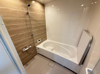 【浴室】 | 佐伯区三筋2（楽々園駅）全6区画　NO5【角地】 | ゆったりした浴槽は、足を伸ばしてゆったり湯船につかることができます。
