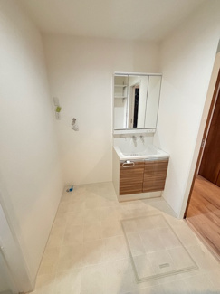 【独立洗面台】 | 佐伯区三筋2（楽々園駅）全6区画　NO5【角地】 | 三面鏡付きの洗面台は、メイクもドライヤーも余裕のスペースです。