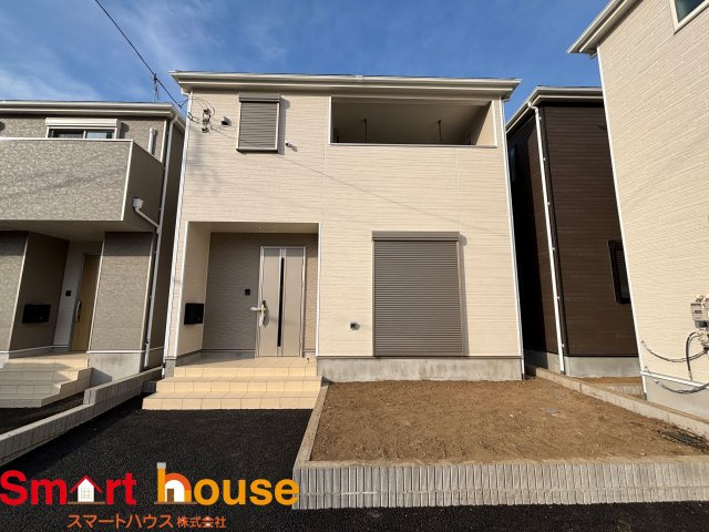 厚木市上依知第30　新築6棟の外観|外壁が周囲の街並みと青空に生えるお洒落な仕上がり！周囲には高い建物のないエリア。青い空が大きく感じますね。