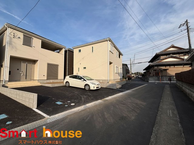 厚木市上依知第30　新築6棟の前面道路含む現地写真|お住まいの前面道路が広いと駐車が楽になり、陽当たりも遮られないので明るく居心地の良いお家になります♪