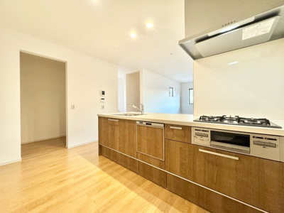 【キッチン】 | 伏見区醍醐外山街道町　新築戸建 | 対面式のシステムキッチンです。パントリーとしても利用可能な収納スペースが備えつけられているので、日用品などのストックに便利です。