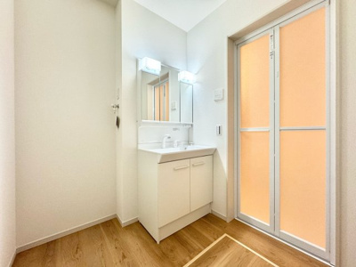 【洗面所】 | 伏見区醍醐外山街道町　新築戸建 | 三面鏡の洗面化粧台ですので、鏡裏に小物が収納できるので水回りがスッキリと整理できます。