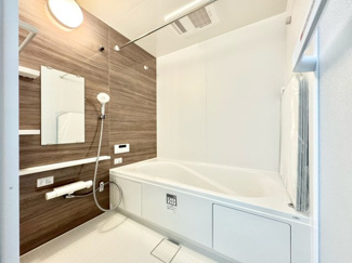 【浴室】 | 伏見区醍醐外山街道町　新築戸建 | 足を伸ばせる浴槽で一日の疲れをリフレッシュできます。追い炊き機能付きですので、いつでも温かいお風呂に浸かれます。