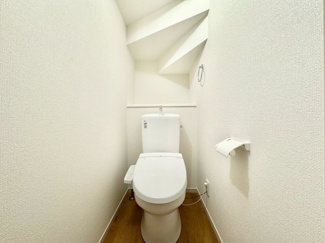 【トイレ】 | 伏見区醍醐外山街道町　新築戸建 | 暖房便座、温水洗浄機能付きですので寒い時期も安心です。1階、2階にトイレが完備されているので朝の忙しい時間も助かります。