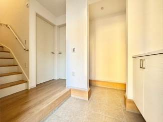 【玄関】 | 伏見区醍醐外山街道町　新築戸建 | 《ローンの事やお家探しのご相談は（株）ゆいホームにお任せ下さい。ちょっとした疑問にも解りやすくお応えします。》お気軽にどうぞ(^^)/