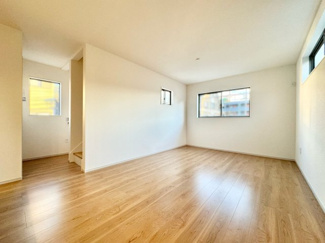 【洋室】 | 伏見区醍醐外山街道町　新築戸建 | リビングは約17.3帖のゆったりとした広さです。2階リビングで外からの視線が気になりにくく家族団らんの時間をお過ごしいただけます。