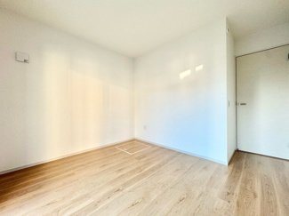 【洋室】 | 伏見区醍醐外山街道町　新築戸建 | こちらは洋室約5.7帖です。南側の道路に面しており、陽当り良好なお部屋です。