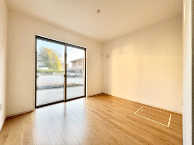 【洋室】 | 伏見区醍醐外山街道町　新築戸建 | 掃き出し窓ですので、温かい光がたっぷりと差し込みます。