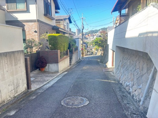 【前面道路含む現地写真】 | 東区牛田東【建築条件なし】【解体更地渡し】【52.03坪】（広島駅）　 | 前面道路3.9ｍ