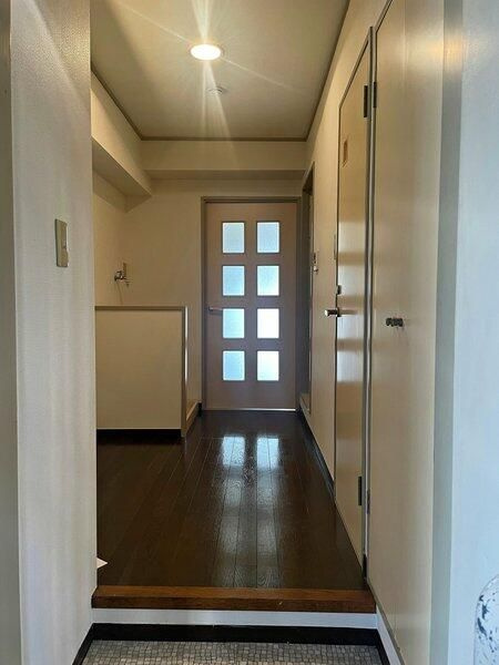 三園さえぐさマンションの玄関