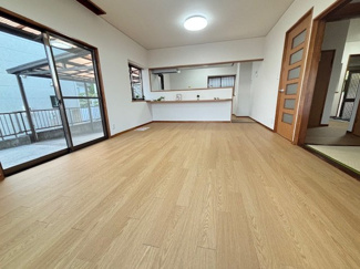 【居間・リビング】 | 廿日市市宮園上3【リフォーム済・中古住宅】 | 大きな窓のある16.5帖リビング☆対面式のキッチンでリビングが見渡せるので、お子様やご家族の様子が見えて安心です♪