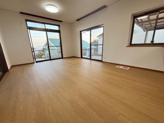 【居間・リビング】 | 廿日市市宮園上3【リフォーム済・中古住宅】 | 大きな窓のある16.5帖リビング☆対面式のキッチンでリビングが見渡せるので、お子様やご家族の様子が見えて安心です♪