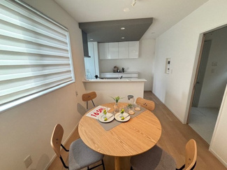 【居間・リビング】 | 西区高須3（東高須駅徒歩8分！）NO1【築後未入居】 | 16.5帖リビング☆対面式のキッチンでリビングが見渡せるので、お子様やご家族の様子が見えて安心です♪