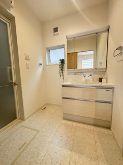 【独立洗面台】 | 西区高須3（東高須駅徒歩8分！）NO1【築後未入居】 | 三面鏡付きの洗面台は、メイクもドライヤーも余裕のスペースです☆