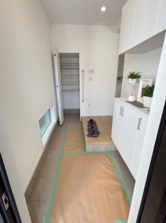 【玄関】 | 佐伯区薬師が丘2丁目　全2区画　NO2【築後未入居】【角地】 | シューズボックスが設置されており、家族の靴がスッキリ収納できます☆シューズインクローゼット☆