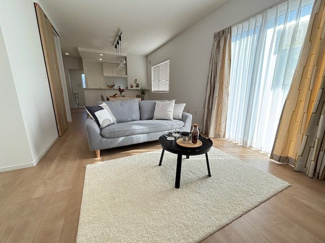 【居間・リビング】 | 佐伯区薬師が丘2丁目　全2区画　NO2【築後未入居】【角地】 | 大きな窓が設置された19.75帖リビング☆対面式のキッチンでリビングが見渡せるので、お子様やご家族の様子が見えて安心です♪