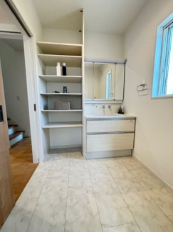 【独立洗面台】 | 佐伯区薬師が丘2丁目　全2区画　NO2【築後未入居】【角地】 | 三面鏡付きの洗面台は、メイクもドライヤーも余裕のスペースです☆