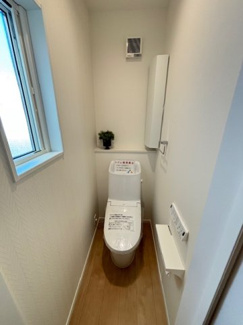 【トイレ】 | 佐伯区薬師が丘2丁目　全2区画　NO2【築後未入居】【角地】 | シンプルなデザインはお掃除やしやすく衛生的。温水洗浄便座付き　トイレ×２