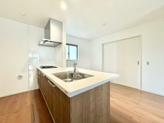 【キッチン】 | 宇治市大久保町旦椋　新築戸建 | 対面式のシステムキッチンです。ご家族とコミュニケーションをとりながら家事ができます。