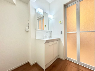 【洗面所】 | 宇治市大久保町旦椋　新築戸建 | 洗面スペースはLDKとの行き来がしやすい間取りです。三面鏡タイプの洗面化粧台で水回りがスッキリと整理できます。