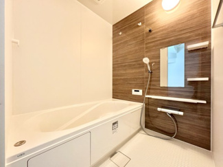 【浴室】 | 宇治市大久保町旦椋　新築戸建 | 足を伸ばせる浴槽で一日の疲れをリフレッシュできます。追い炊き機能付きですので、いつでも温かいお風呂に浸かれます。