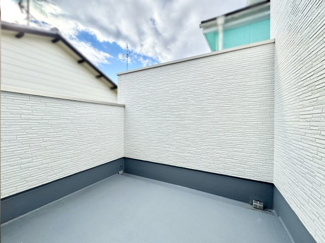 【バルコニー】 | 宇治市大久保町旦椋　新築戸建 | 南向きバルコニーで陽当り良好です。バルコニーには袖壁が設けられており、隣地からの視線に配慮された設計のため、洗濯物干しの際もプライバシーを確保できます。