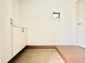 【玄関】 | 宇治市大久保町旦椋　新築戸建 | 一度、実際にご覧になってみませんか？暮らしやすい周辺環境も含めスタッフがご案内いたします。